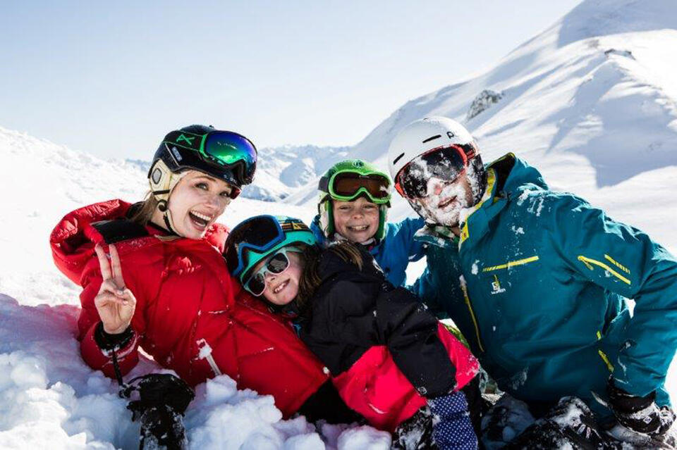 family holiday kids play snow tyrol