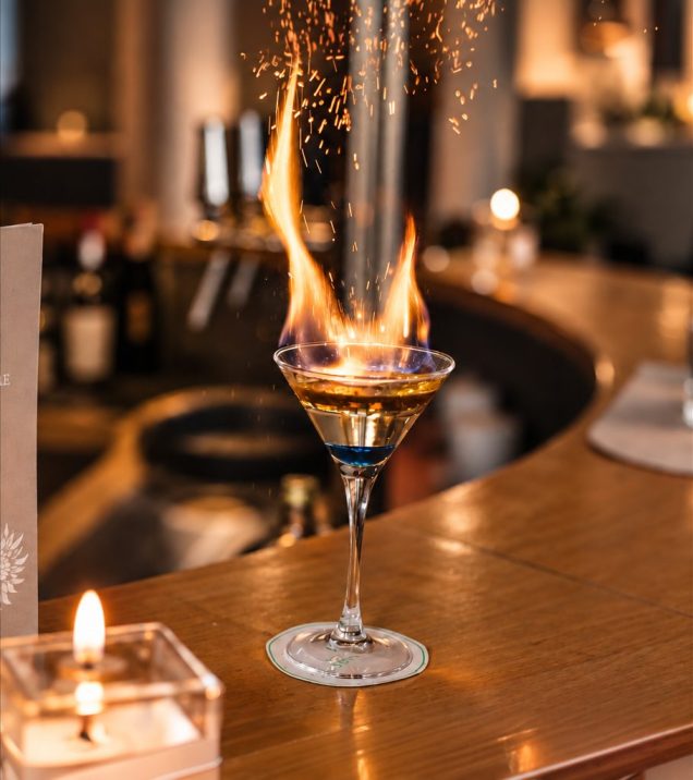 Flambierter Cocktail auf der Bartheke