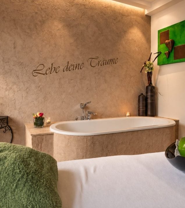 Ayurveda-Raum mit Blumengirlande im Hotel DreiSonnen in Serfaus