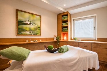 Behandlungsraum mit Massageliege im Hotel DreiSonnen in Serfaus