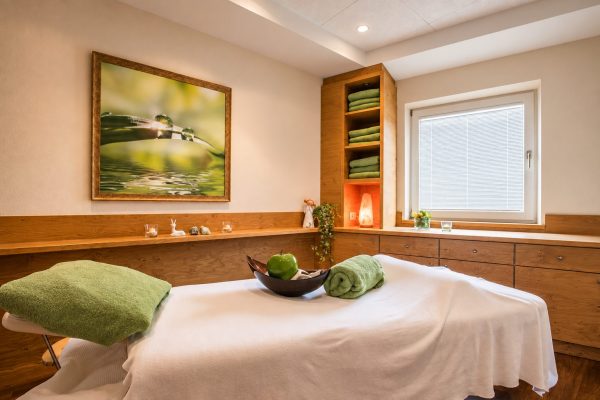 Behandlungsraum mit Massageliege im Hotel DreiSonnen in Serfaus