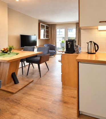 Ferienwohnung Anneliese des Hotels DreiSonnen in Serfaus mit Küchenzeile, Esstisch und Wohnbereich