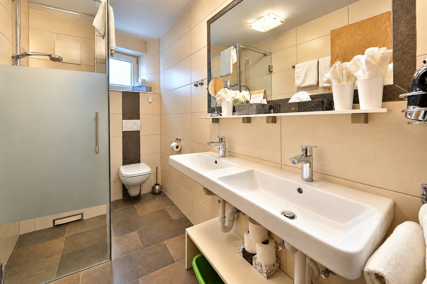 Bathroom in Apartment Anneliese at Hotel DreiSonnen in Serfaus with double vanity unit, mirror, shower and WC