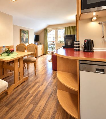 Ferienwohnung Irene des Hotels DreiSonnen in Serfaus mit Essbereich, Eckbank und Balkontür