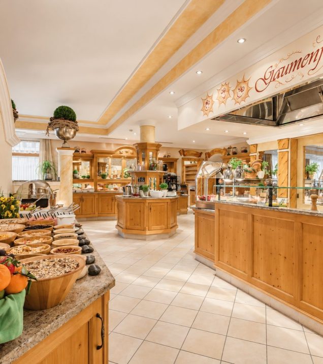 Blick in den Buffetbereich Gaumenfreuden mit reich gedecktem Buffet im Hotel DreiSonnen in Serfaus.