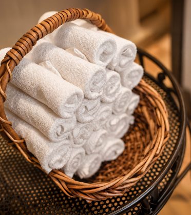 Korb mit gerollten Handtüchern im Spa des Hotel DreiSonnen in Serfaus