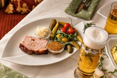 Jause mit Fleischkäse, Gemüse und einem Glas Bier