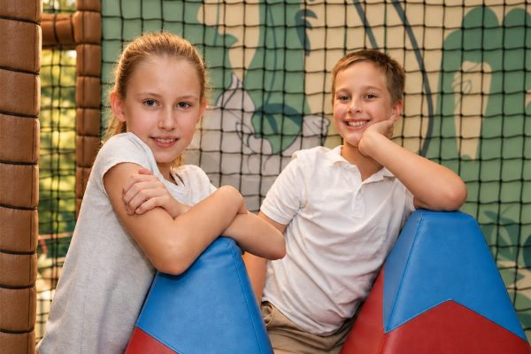 Zwei Kinder lehnen an weichen Riesenbausteinen in der Softplay-Anlage des Hotel DreiSonnen in Serfaus