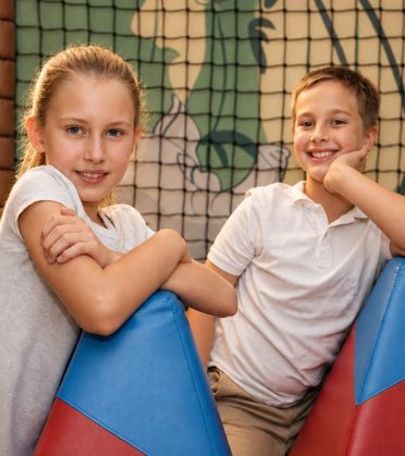Zwei Kinder lehnen an weichen Riesenbausteinen in der Softplay-Anlage des Hotel DreiSonnen in Serfaus