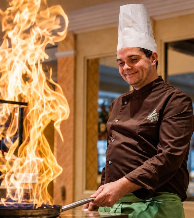 Küchenchef Andreas Eppich flambiert in der Küche des Hotel DreiSonnen in Serfaus