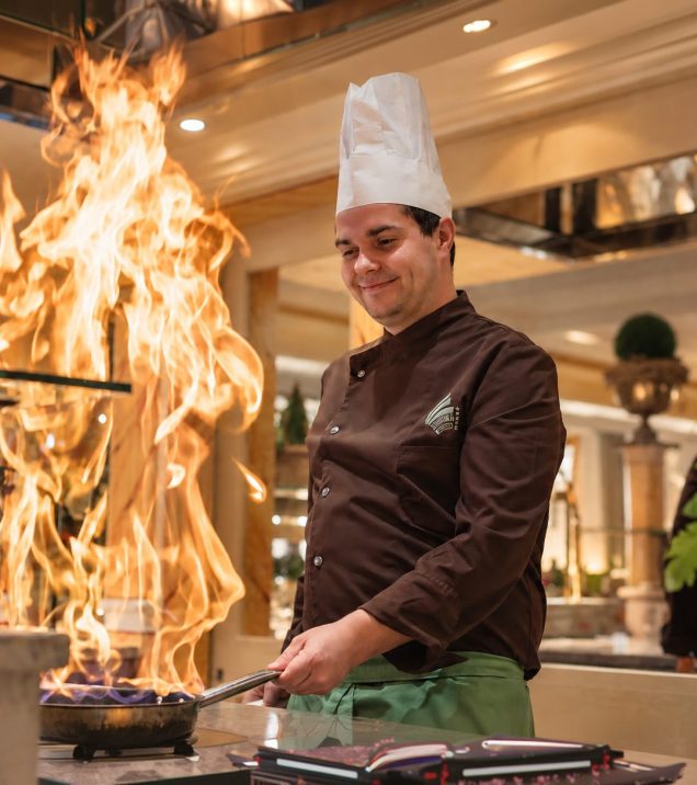Küchenchef flambiert am Herd in der Küche des Hotel DreiSonnen.