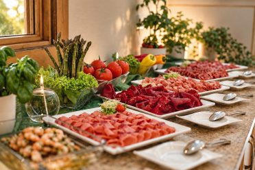 Nachmittagsbuffet mit Aufschnitt, Salaten und frischem Gemüse