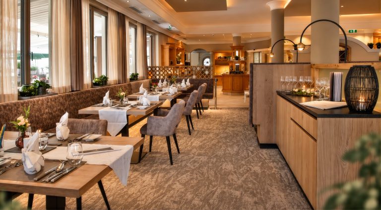 Laid tables in the à la carte restaurant of Hotel DreiSonnen in Serfaus.