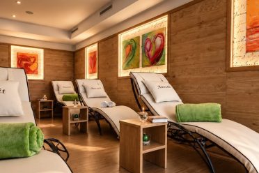 Liegen mit Decken und Kissen im Ruheraum des Hotel DreiSonnen.