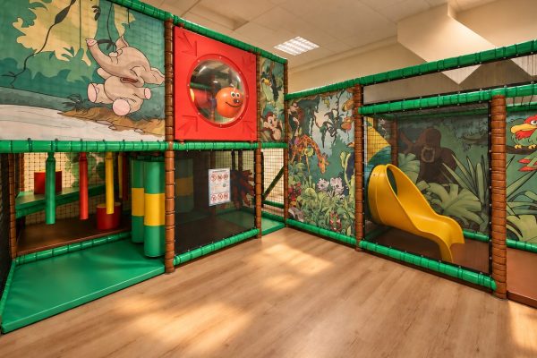 Softplay-Anlage mit Dschungelmotiv, Netzen und gelber Rutsche im Hotel DreiSonnen in Serfaus