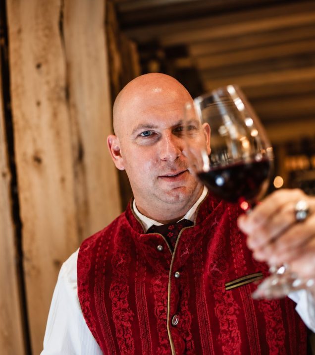 Sommelier prüft ein Glas Rotwein