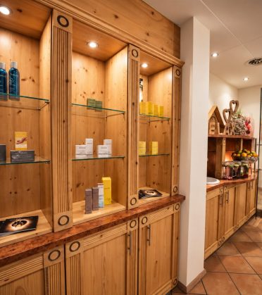 Vitrine mit Pflegeprodukten in der Wellnesswelt des Hotel DreiSonnen in Serfaus
