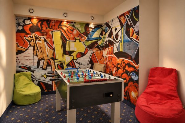 Tischfußball vor einer Graffitiwand in der Spiel- und Erlebniswelt des Hotel DreiSonnen in Serfaus