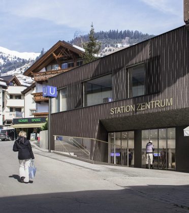 Der Eingang der U-Bahn-Station Zentrum im verschneiten Dorf.