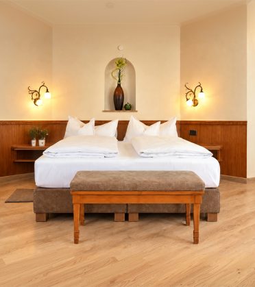 Komfort-Familienzimmer Mona Lisa im Hotel DreiSonnen in Serfaus mit Doppelbett, Sofa und Sessel