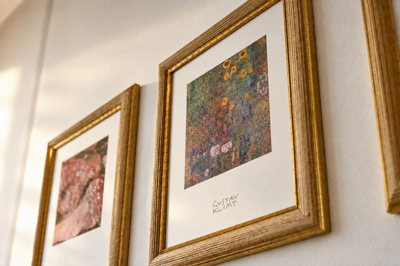 Gerahmte Kunstdrucke nach Gustav Klimt an der Wand in der Suite Schönbrunn des Hotels DreiSonnen in Serfaus