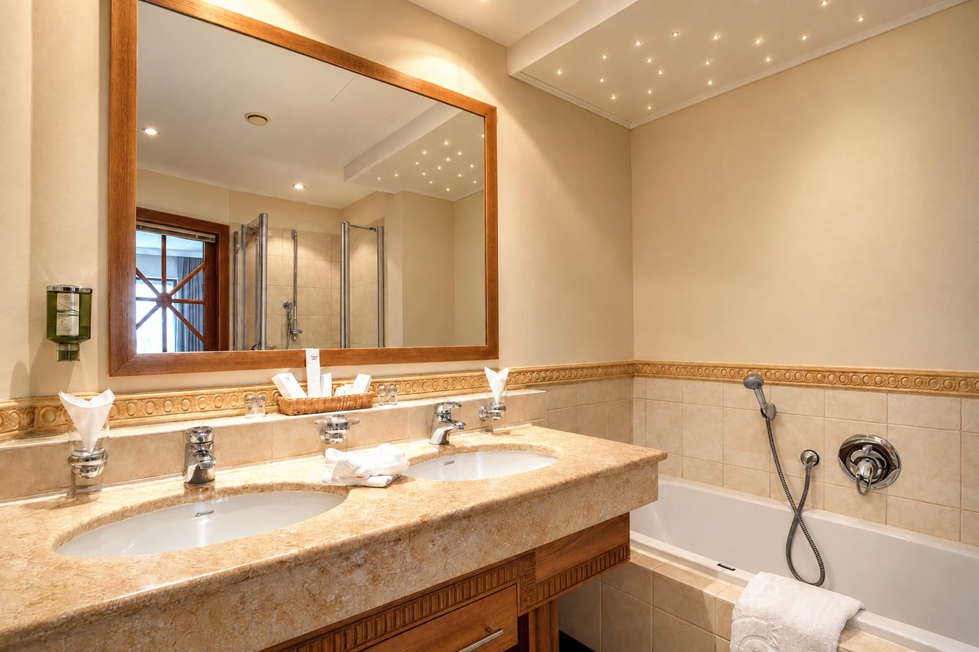 Bathroom in the room Valentina at Hotel DreiSonnen in Serfaus with double washbasin, mirror and bathtub